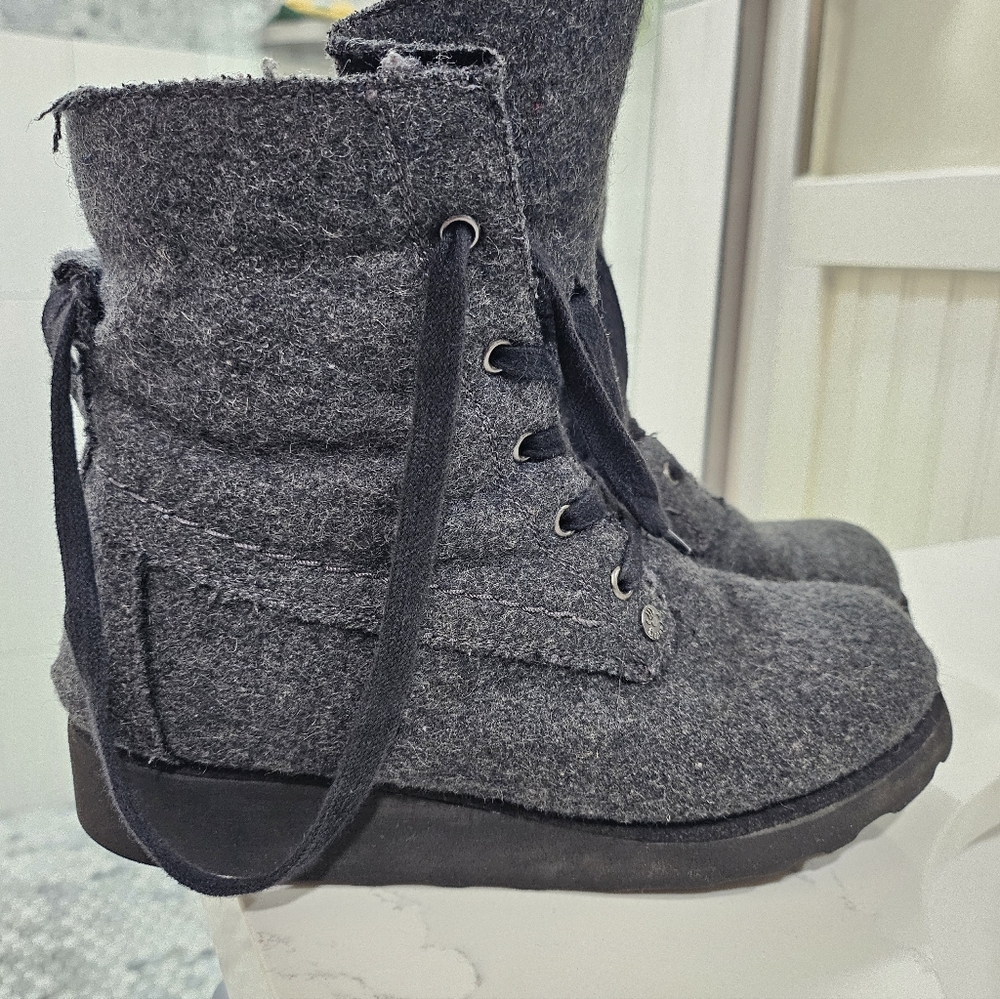 Women's Gray Wool Boots BEAR Paw Size 6 M.